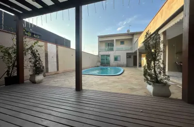 Casa com 4 suítes e 3 vagas de garagem no bairro dom bosco em itajaí/sc