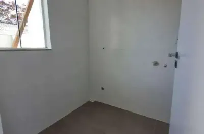 Sobrado com 3 dormitórios sendo 1 suíte, 1 vaga de garagem na meia praia em navegantes