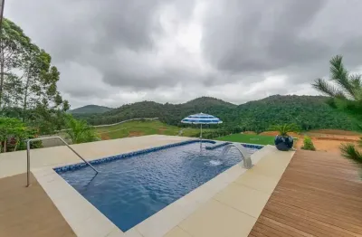 Casa na montanha, com 4 dormitórios sendo 3 suítes em condomínio no bairro cedro em camboriú.
