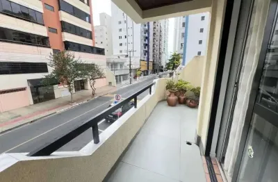 Apartamento diferenciado com 2 dormitórios sendo 1 suíte e 1 vaga de garagem a 350m da praia central