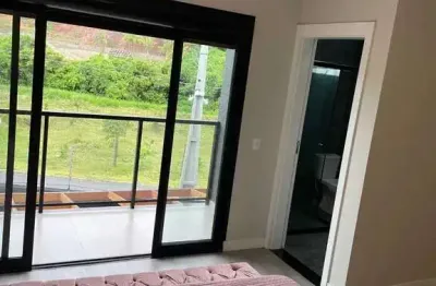 Sobrado com 3 suítes e 2 vagas de garagem no bairro rio pequeno em camboriú