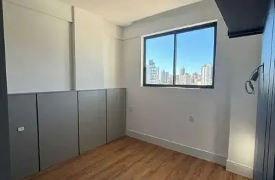 Apartamento com 2 dormitórios sendo 1 suíte mobiliado e 2 vagas de garagem na vila operária, itajaí
