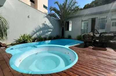 Casa de alto padrão mobiliada com 3 suítes e 2 vagas de garagem na ressacada em itajaí