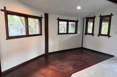 Casa com quintal e 3 dormitórios sendo 1 suíte e 4 vagas de garagem em porto seguro ba
