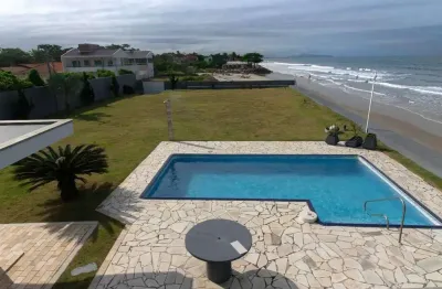 Sobrado com 7 dormitórios sendo 5 suítes e 3 vagas de garagem no bairro princesa do mar em itapoá