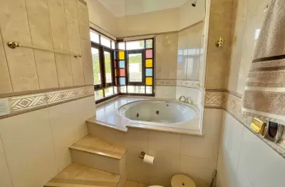 Casa com piscina e vista mar! 4 dormitórios sendo 2 suítes no bairro cabeçudas em itajaí