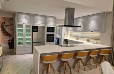 Casa com 5 suítes e 6 vagas de garagem em condomínio no centro de camboriú