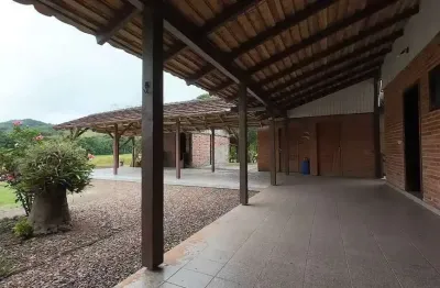 Sítio com 24.017,00m² com casa construída com  4 quartos 3 vagas em ascurra