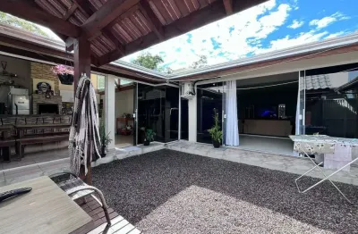 Casa com 3 dormitórios sendo 1 suíte e 2 vagas de garagem no bairro cohapar em guaratuba/pr