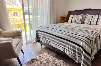 Sobrado mobiliado com 3 dormitórios sendo 1 suíte e 4 vagas de garagem em campo comprido - curitiba
