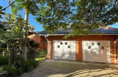 Casa alto padrão pé na areia com 3 suítes e 2 vagas de garagem no centro de balneário piçarras