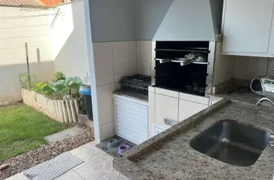Sobrado mobiliado com 3 dormitórios sendo 1 suíte e 2 vagas de garagem em balneário piçarras