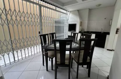Sobrado mobiliado com 3 dormitórios sendo 1 suíte e 2 vagas de garagem no bairro ressacada em itajaí