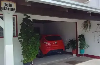 Casa semi-mobiliada com 2 dormitórios sendo 1 suíte aprox. 400m da praia de armação - penha/sc.
