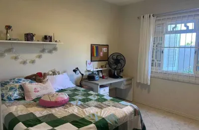Casa com 4 dormitórios sendo 2 suítes e 2 vagas aprox. 100m da praia grande em penha/sc.