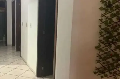 Casa com 3 dormitórios sendo 1 suíte e 1 vaga de garagem aprox. 800m da praia no centro de penha/sc.