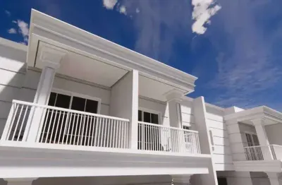 Sobrado de alto padrão com 3 suítes  e 2 vagas de 178m² a 230m da praia de itajuba - barra velha/sc