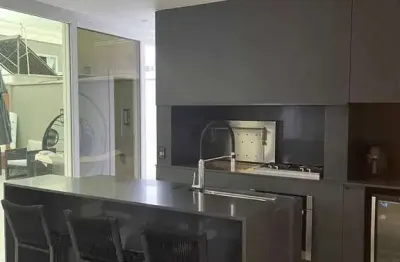 Casa mobiliada no condomínio caledônia com 3 suítes e 4 vagas garagem em camboriú