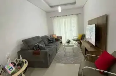 Sobrado triplex com 4 suítes e 3 vagas de garagem em balneário camboriú