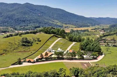 Terreno com 620m² em condomínio rural com estrutura para cavalos em camboriú