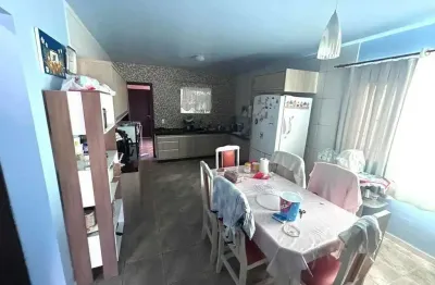 Casa a venda com 3 dormitórios e 3 garagens, com 1 kitnet de 25m² no centro de penha/sc.