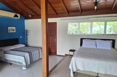Casa mobiliada com 4 dormitórios sendo 2 suítes e 3 vagas de garagem em florianópolis