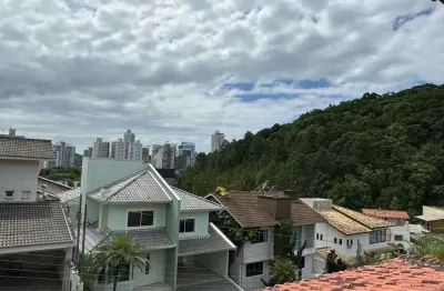 Casa com 2 lotes, 4 suítes e 2 vagas de garagem em condomínio ariribá – balneário camboriú / sc