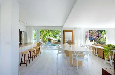 Casa com 3 dormitórios sendo 2 suítes com jardim e piscina praia de taquaras, balneário camboriú sc