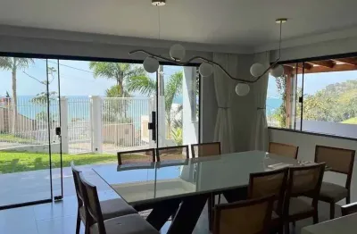 Casa de alto padrão com 3 suítes e 4 vagas na garagem em penha