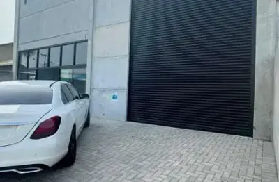 Galpão logístico com 430m2 de área total e 350m2 de área construída em tijucas