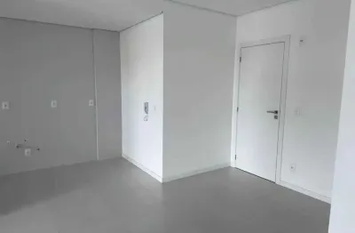 Apartamento com 2 dormitórios sendo 1 suíte e 1 vaga de garagem em balneário camboriú