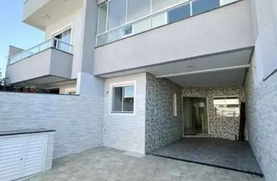 Sobrado 2 suítes e 2 vagas de garagem no bairro bombas em bombinhas/sc