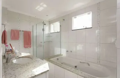 Sobrado mobiliado com 3 dormitórios sendo 1 suíte e 2 vagas de garagem em santa felicidade