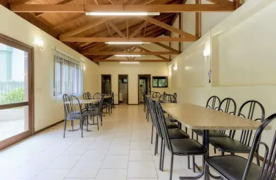Casa mobiliada em condomínio fechado com 3 dormitórios sendo 1 suíte e 4 vagas em curitiba