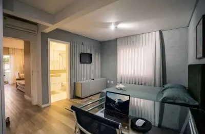 Apartamento mobiliado com 1 suíte e 1 vaga de garagem em condomínio em em camboriú