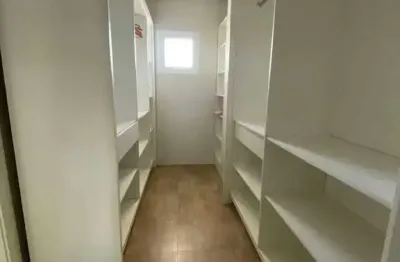 Casa mobiliada no condomínio caledônia com 4 dormitórios sendo 3 suítes e 4 vagas em camboriú