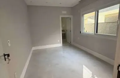 Casa em condomínio com 4 suítes e 2 vagas de garagem