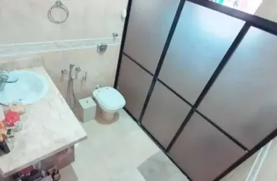 Casa com 4 dormitórios sendo 1 suíte e 3 vagas de garagem no centro de itajaí