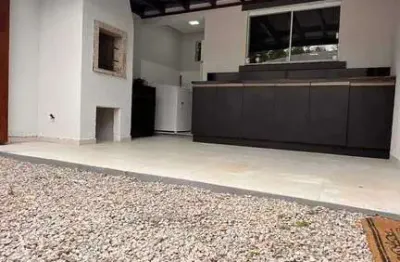 Sobrado semi-mobiliado com 2 dormitórios e 1 vaga de garagem em tijucas