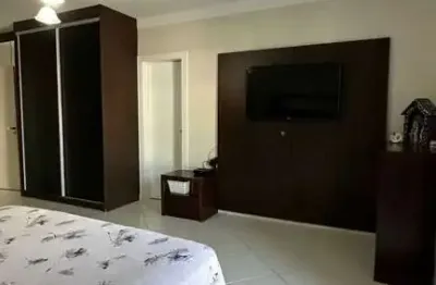 Sobrado mobiliado com 3 suítes e 4 vagas de garagem na praia dos amores itajaí