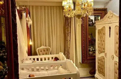 Casa neoclássica mobiliada com 4 suítes e 4 vagas de garagem em condomínio fechado no bairro rio do meio em camboriú