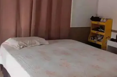 Sobrado amplo com 2 dormitórios e 2 vagas  de garagem, com espaço lateral no centro de camboriú.