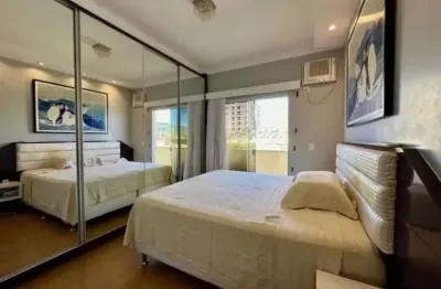 Sobrado alto padrão com 3 dormitórios e 3 vagas de garagem, com amplo jardim em camboriú