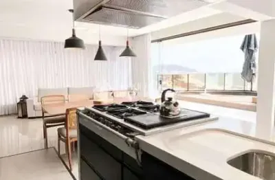 Cobertura duplex beira-mar com 4 suítes e 2 vagas de garagem em penha