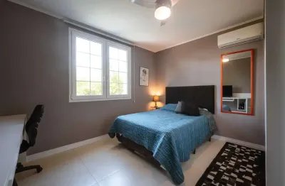 Casa finamente mobiliada em condomínio com 2 suítes e 3 dormitórios em canela