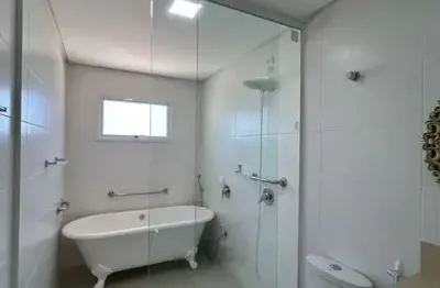 Apartamento com 3 suítes e 2 vagas de garagem em meia praia - itapema/sc