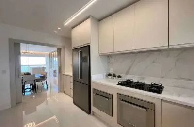 Apartamento na quadra do mar finamente mobiliado com 04 suítes e 04 vagas de garagem.