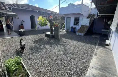 Casa com 3 dormitórios e 4 vagas sendo 2 cobertas - floresta | joinville/sc