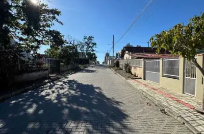 Casa com 3 dormitórios sendo 1 suíte e 4 vagas a 300m da praia em balneário piçarras/sc