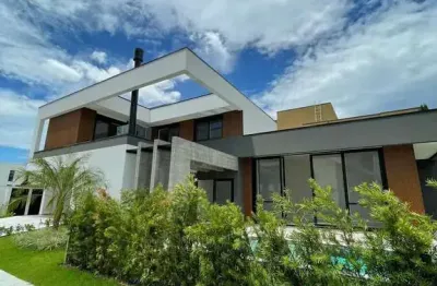 Casa nova com 4 suítes e 4 vagas privativas de garagem em condomínio fechado em camboriú/sc